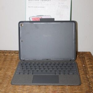 Logitech Combo Touch detachable keyboard case w/  trackpad for the iPad (7 & 8)